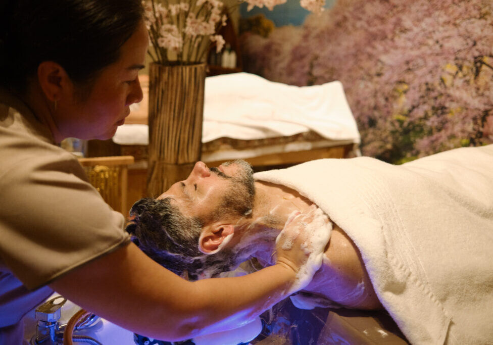 Een man die een schoudermassage krijgt