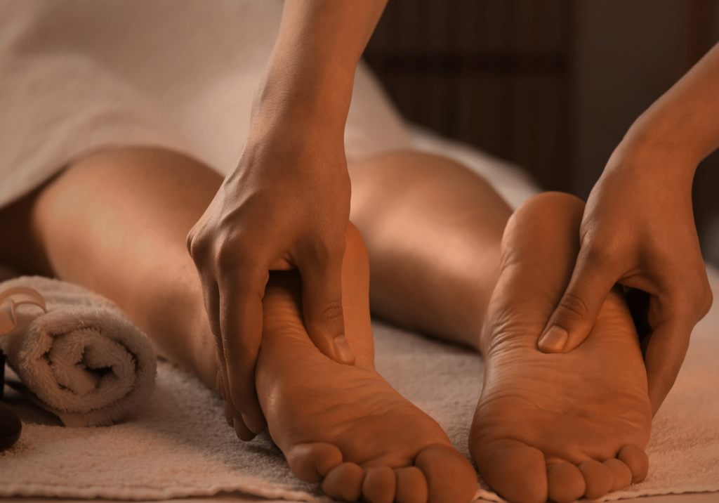 Voeten die een massage krijgen