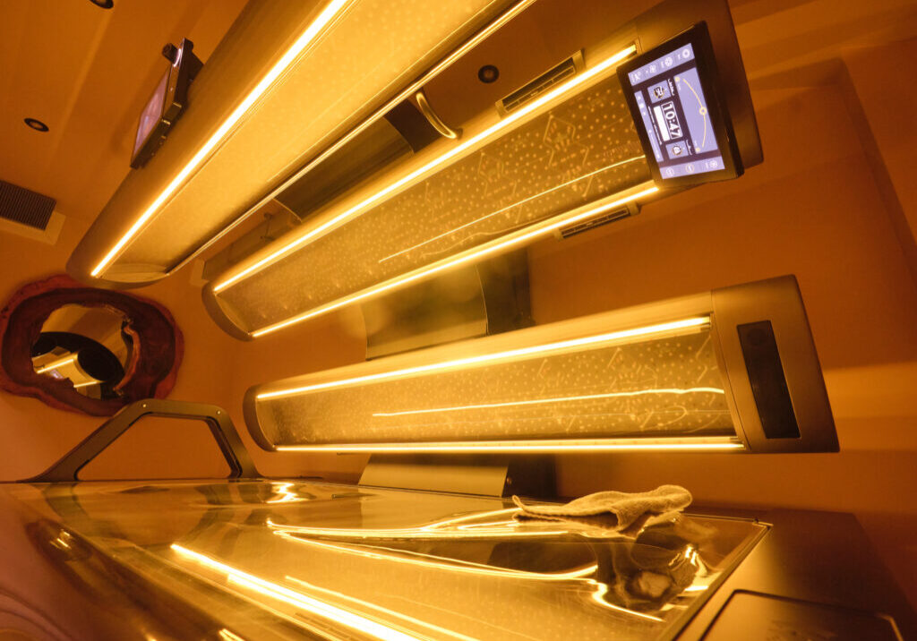 Een zonnebank met gele verlichting